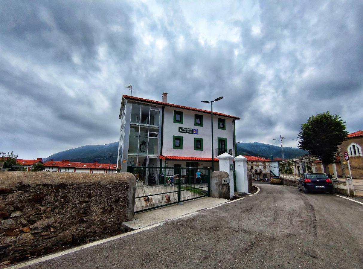 Albergue De Santullan กาสโตร-อูร์เดียเลส ภายนอก รูปภาพ